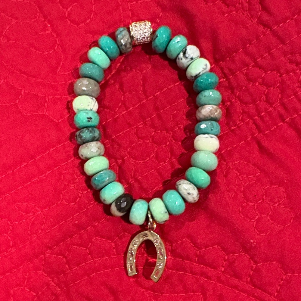 Chic Green Beaded Bracelet with Gold Horseshoe Charm - Picture 2 of 3